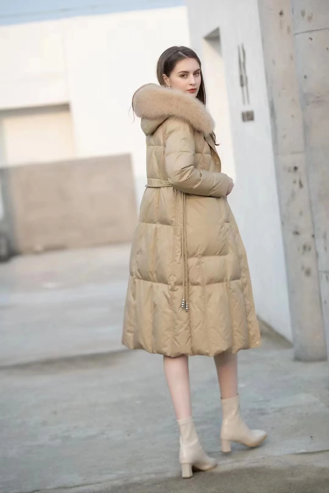 Winter Women′ S Duck Down Nylon Coat with Fox Fur Collar Ready for Ship